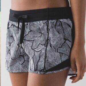 Lululemon Hotty Hot Short in Dottie Tribe White Black / Black Sz 10 woman